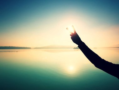 El simgesi güneş güçlü güneş ışığı karşı düşük deniz yapar 