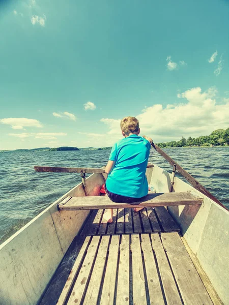 Νεαρό έφηβο αγόρι που κωπηλατεί με βάρκα ή βαρκάδα σε μια λίμνη — Φωτογραφία Αρχείου