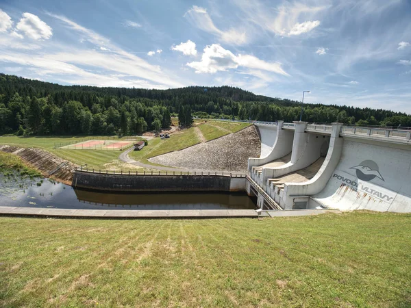 Dam op het Lipnomeer, Main Weir op populaire dam op de rivier de Vltava — Stockfoto