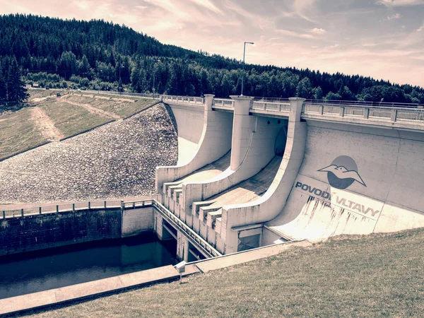 Dam on Lipno lake, main weir on popular dam on Vltava river — Stock Photo, Image