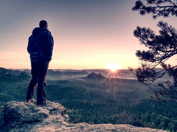 Hombre en roca con las manos en pantalones reloj de bolsillo disfrutar del amanecer —  Fotos de Stock