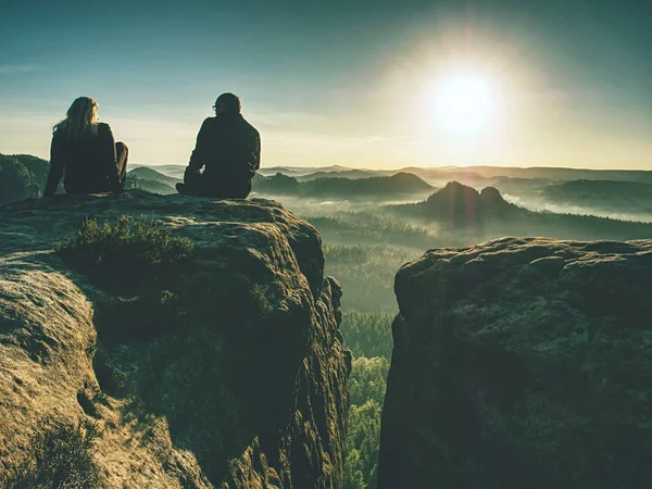 Dos excursionistas tomando fotos y hablando en la cima de la montaña. Dos fotógrafos — Foto de Stock