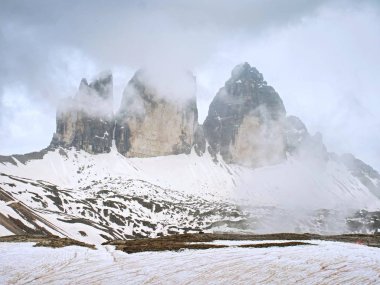Kuzey tarafında Sexten Dolomites sembolü. Kayaların etrafında popüler iz üzerinden görebilirsiniz. 
