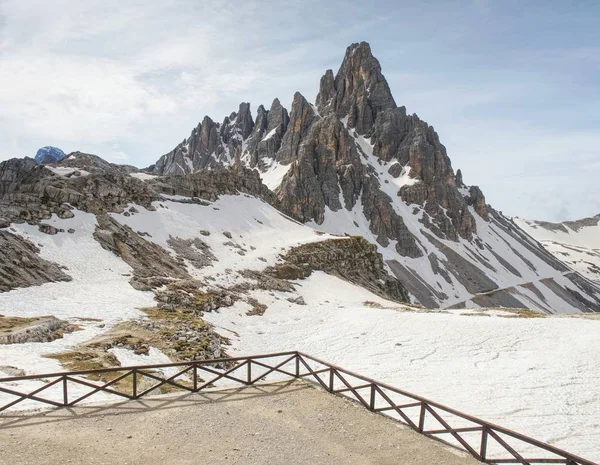 Magnifik utsikt från terrassen till symbol för dolomit Alperna - Tre Cime. — Stockfoto