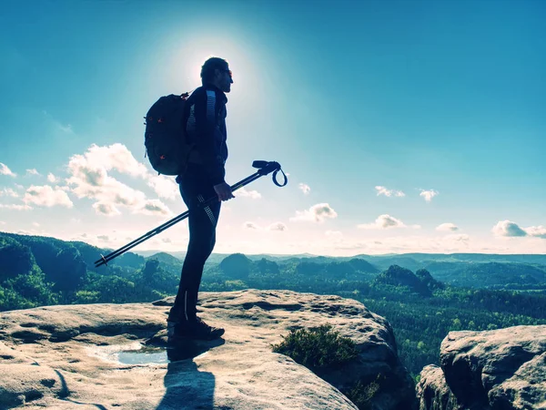 Un uomo alto che fa un'escursione su una montagna. Escursionista di montagna — Foto Stock