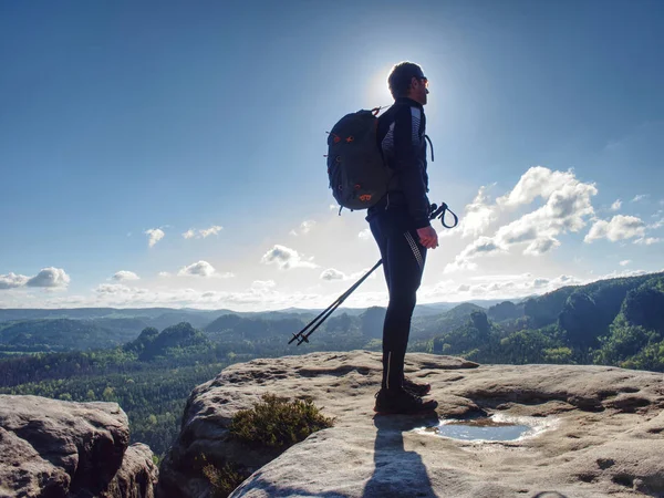 Turist eller vandrare man med ryggsäck och Trekking stolpar — Stockfoto