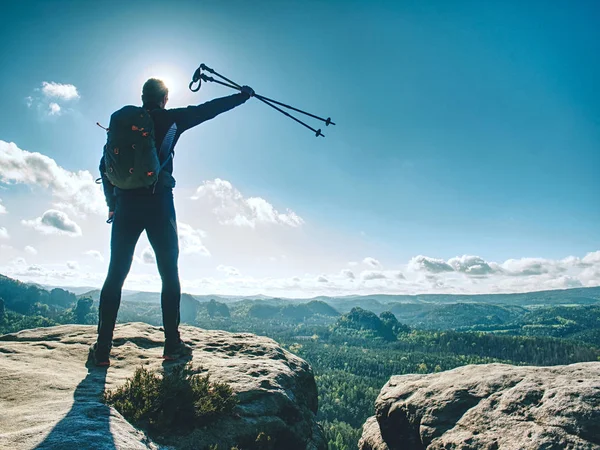 Homem turista ou caminhante com mochila e postes de trekking — Fotografia de Stock