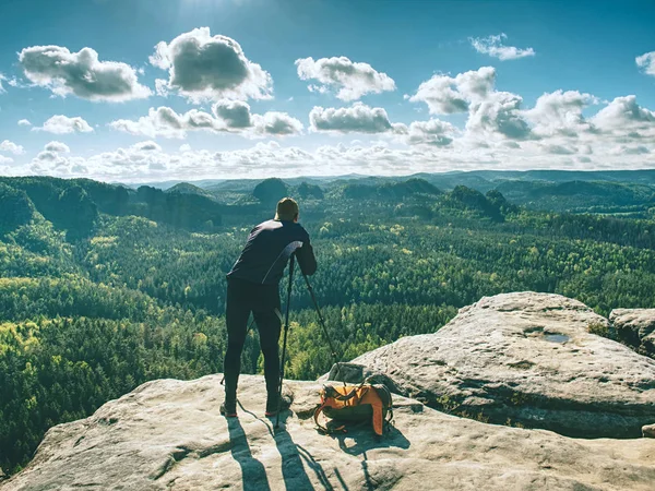 Homem fotógrafo tirar foto da paisagem quando definir tripé — Fotografia de Stock