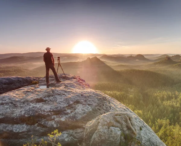 Fotografo viaggiatore con attrezzature fotografiche professionali funziona — Foto Stock