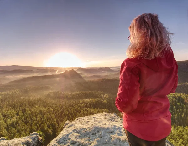 Meisje kijken zon Rising aan horizon. Kleurrijke Spring Valley — Stockfoto