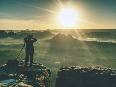 Kız fotoğrafçı yaratma elinde Kamera. Muhteşem bir gün