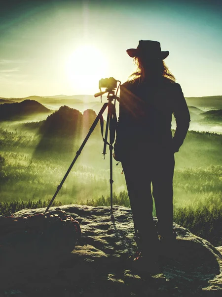 カメラで女性カメラマン観光客は日の出を撮影 — ストック写真