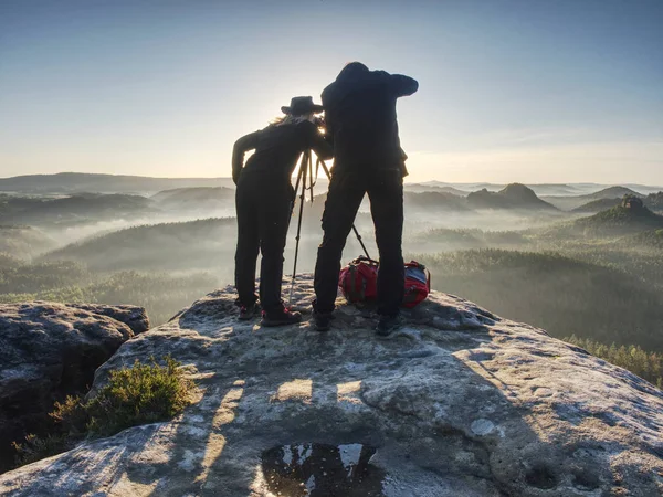 Yaratıcı sanatçıların çift çalışma ve maruz kaya çıkıntı üzerinde konuşmak — Stok fotoğraf