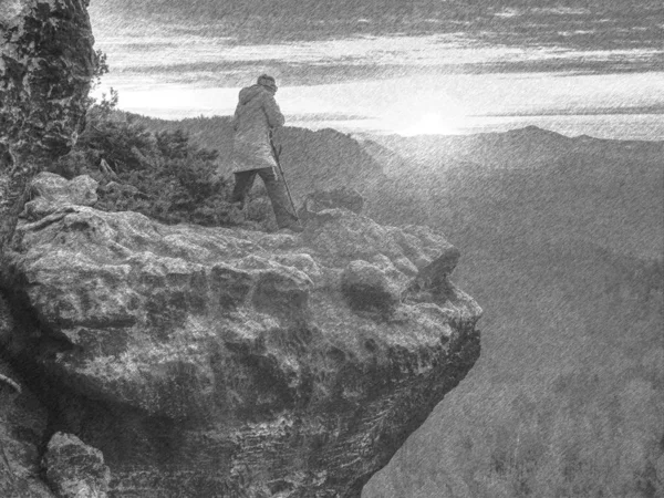 Künstlerfrau mit Spiegelkamera auf dem Gipfel des Felsens. verträumtes Land — Stockfoto