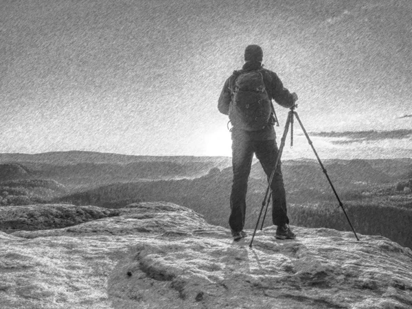 Fotógrafo o videógrafo viajero pensando y conjunto trípode — Foto de Stock