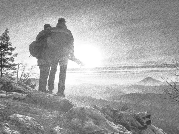 観光客のカップルは、頂上に滞在し、メモリの写真を撮ります — ストック写真
