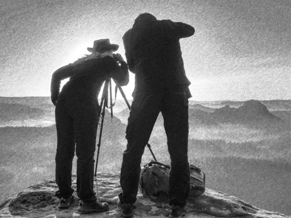 観光客のカップルは、頂上に滞在し、メモリの写真を撮ります — ストック写真