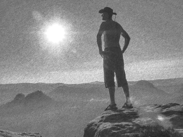 산맥 배경에 서 있는 강한 활동적인 남자 — 스톡 사진
