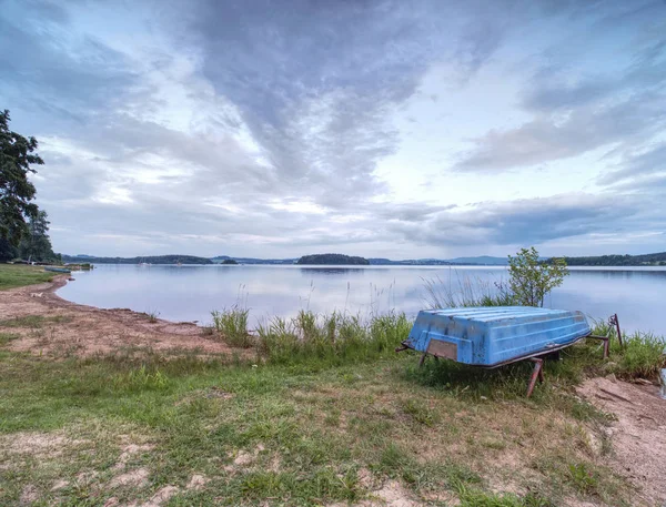 単純なボートの湖を逆さまに積ま。空のビーチ — ストック写真