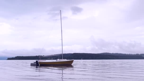 Pequeno Barco Vela Ancorando Lado Uma Bóia Água Calma Lago — Vídeo de Stock