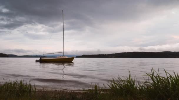 Boot Auf Ruhigem Wasser Jacht Auf Wasser Küstennähe Leere Jacht — Stockvideo