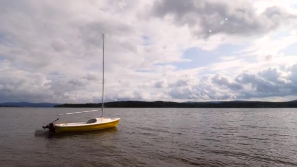 Boot Auf Ruhigem Wasser Jacht Auf Wasser Küstennähe Leere Jacht — Stockvideo