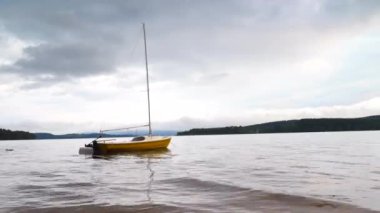 Yelkenli gemi, yelkenli, şımarık yelkenli ve direkler üzerinde halatlar altında küçük yelkenli tekne. Yelken sporları için siluetler, okyanus gezisi