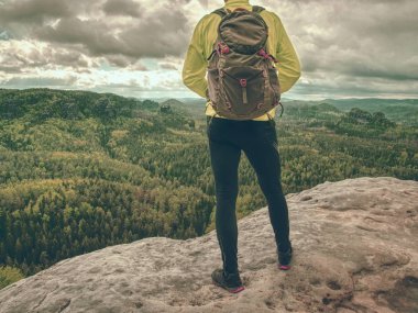 Trek üzerinde sırt çantası zam ile turist. Dağlarda trekking