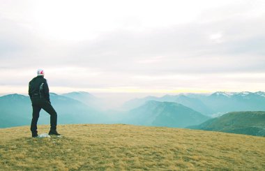 Zirvede yalnız adam. Adam gürültülü dünyanın üzerinde duran zevk