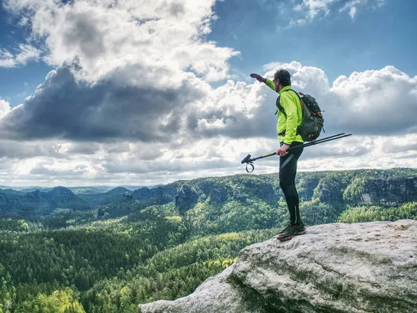 Slim corpo Trek Runner con zaino e bastoncini da trekking a piedi — Foto Stock