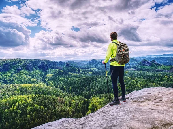 Slim corpo Trek Runner con zaino e bastoncini da trekking a piedi — Foto Stock