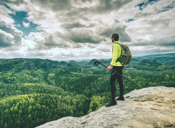 Atleta uomo turista trekking sentiero di montagna, passeggiate su roccia — Foto Stock