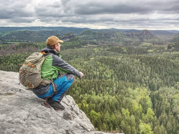 Uomo arrampicatore con zaino e indumenti da trekking in cima — Foto Stock