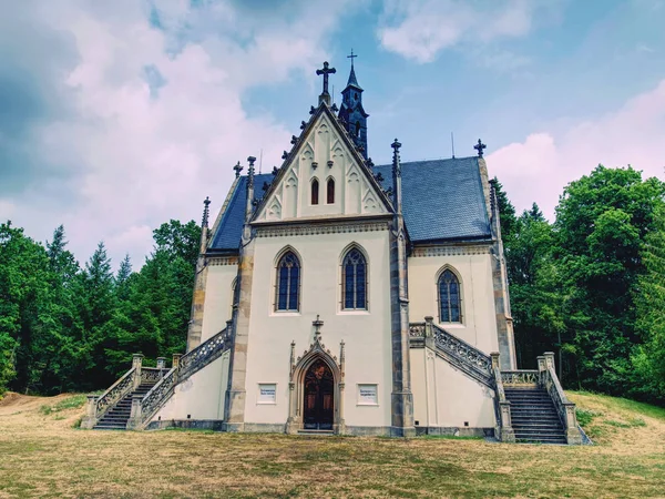 在奥利克城堡公园建造施瓦赞贝格斯墓，捷克 — 图库照片