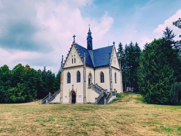 Edifício do túmulo de Schwarzenbergs no parque do castelo de Orlik, checo — Fotografia de Stock