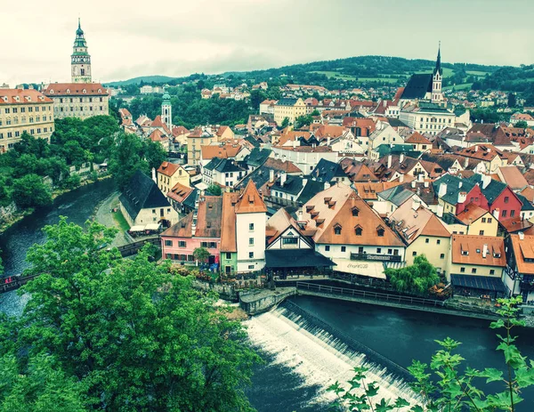 Vista del castillo de Cesky Krumlov desde el paseo marítimo hasta el jardín del castillo — Foto de Stock