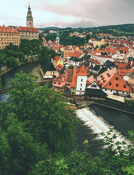 Vista del castillo de Cesky Krumlov desde el paseo marítimo hasta el jardín del castillo — Foto de Stock