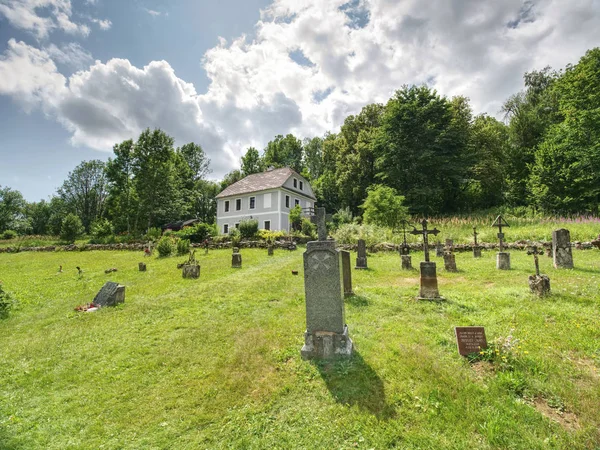 捷克共和国扎德尼 兹冯科娃圣约翰教堂和墓地 2019年7月15日 新哥特式建筑在一个废弃的边境村庄与麻烦的历史 — 图库照片