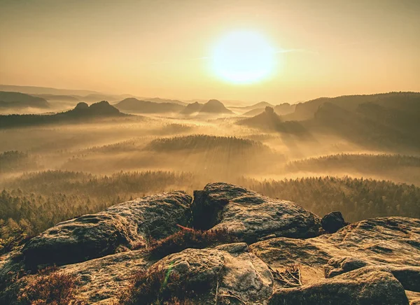 Collines rocheuses au lever du soleil. Paysage à couper le souffle des roches du désert — Photo