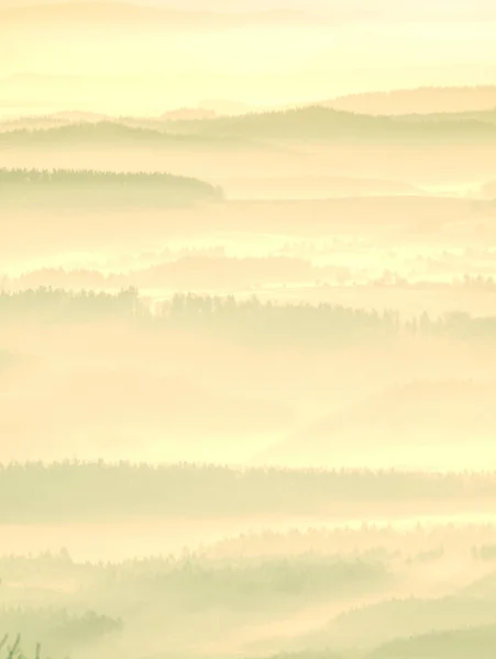 Vue aérienne spectaculaire des silhouettes des collines et des vallées brumeuses — Photo