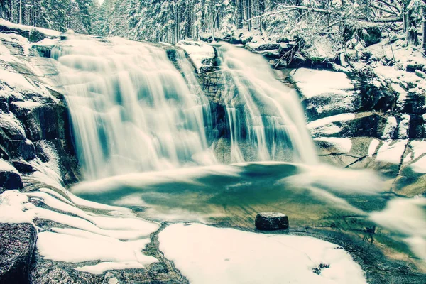 Neve fresca criando uma cena de inverno na cachoeira de Mumlavsky — Fotografia de Stock