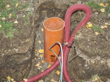 Parkta şehir ışık sistemi için tel koruma. Çelik kablo