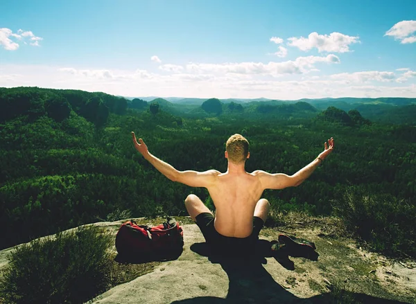 Alto hombre desnudo relajarse por momento en el punto de vista. El turista — Foto de Stock