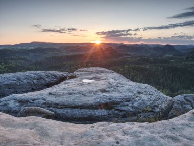 Sabah vadisindeki renkli sis. Mavi eyllow Daybreak güneş gizli at Horizon