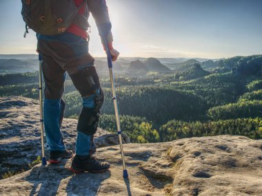 Diz eklemi trek içinde zarar. Turist adam diz ağrısı muzdarip