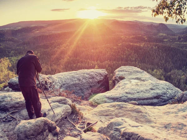 Professionele fotograaf op locatie neemt Foto's met camera — Stockfoto