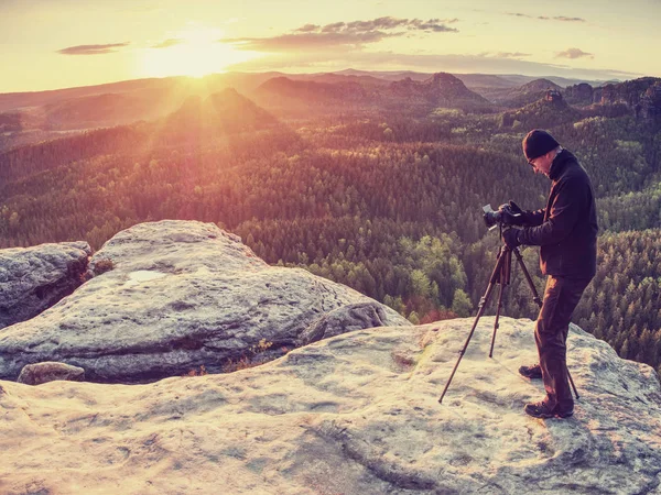 Photographer on mountain cliff take picture of landscape awaking. — Stock Photo, Image
