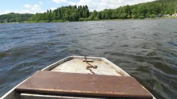 Nastolatek Limuzynie Kajaku Słoneczny Dzień Wspaniałym Jeziorze Lipca 2019 Jezioro — Wideo stockowe