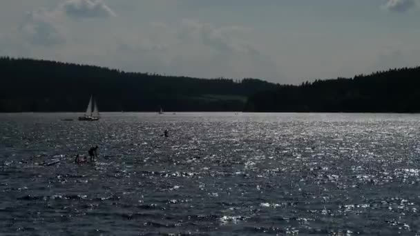Simning Människor Och Yacht Sjön Kväll Glittrande Sol Sjön Vattennivå — Stockvideo