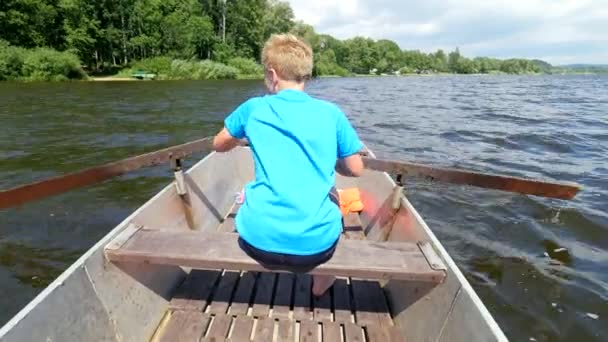 Jeune Adolescent Ramant Bateau Rames Pagaie Sur Lac Avec Forêt — Video